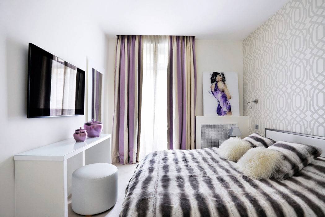 Même ambiance noir et blanc pour cette suite étudiante, traitée en matité. Adossé à un papier peint « Heritage Velvet » de Chivasso, tête de lit en cuir noir d’Arizona et coussins, le tout Stéphanie Coutas ; fauteuil Saarinen à la Mondrian by Bruno Schiepan (Galerie W).