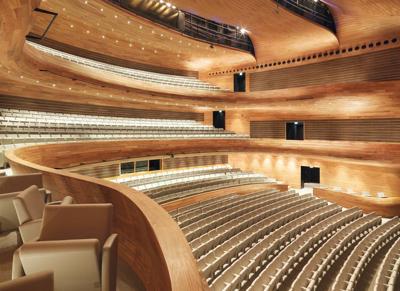La salle aux formes organiques est entièrement revêtue d’orme, bois sélectionné pour ses qualités acoustiques.