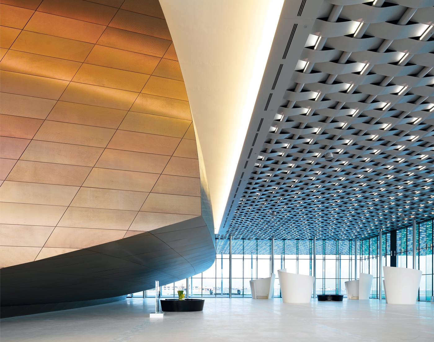 Les matériaux utilisés soulignent les concepts architecturaux du Théâtre national, sa complémentarité avec le paysage et son ambition de s’affirmer comme un point focal entre terre et mer.