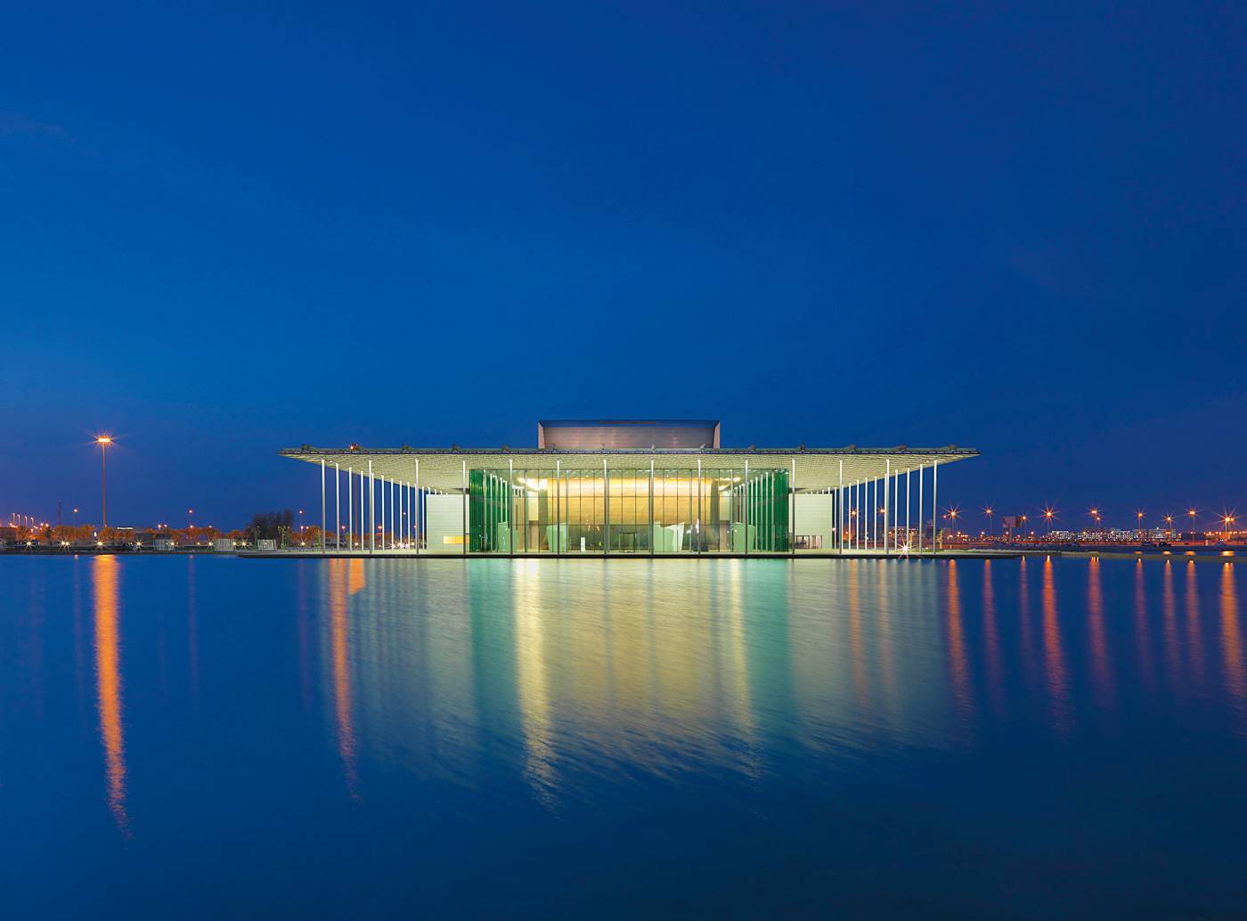 Le Théâtre national du Bahreïn à Manama abrite une salle de spectacle de mille  et une places, comme  il se doit. 