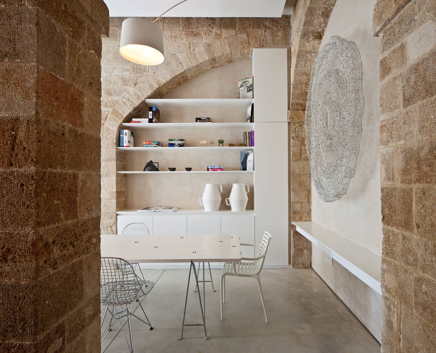 Les murs et le plafond de forme caverneuse ont été laissés bruts, sans fioritures pour mettre en lumière la beauté de la pierre et de la brique. L’éclairage joue un rôle important, il met l’accent sur l’aspect grandiose de l’édifice. Dans la salle à manger, une œuvre d’art signée Boaz Aharonovitch.