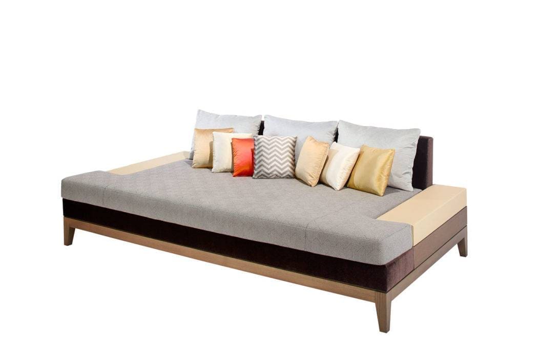 Cadre en châtaignier teinté foncé. Boîte secrète en loupe de peuplier. Assise en chevron jacquard, dossier et structure en velours, coussins en satin, velours, cuirs et mohair.  Dimensions : L230 x P120 x H70 cm 